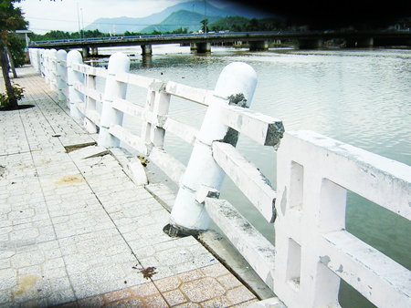 Lan can bờ kè bị gãy