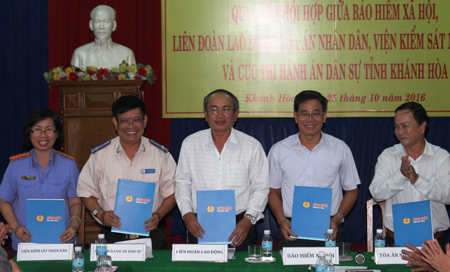 Ký kết quy chế phối hợp khởi kiện, giải quyết các vụ án dân sự về tranh chấp lao động