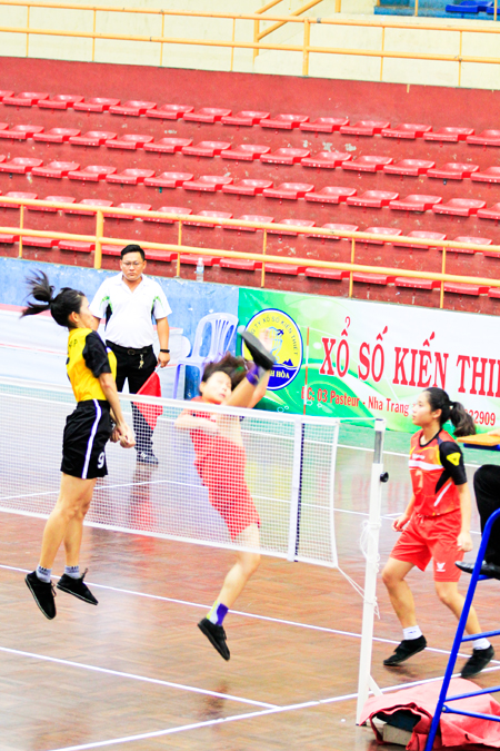 Phần lớn các trận đấu đều vắng người xem