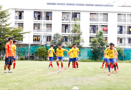 Các cầu thủ U.21 Sanna Khánh Hòa trong một buổi tập
