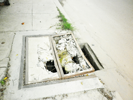 Cần thay mới nắp hố ga