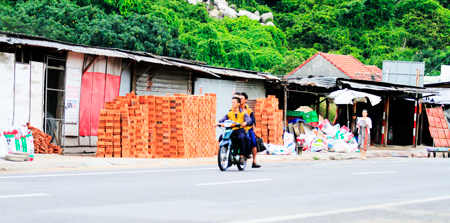 Xã Đại Lãnh: Nhiều người dân không đội mũ bảo hiểm