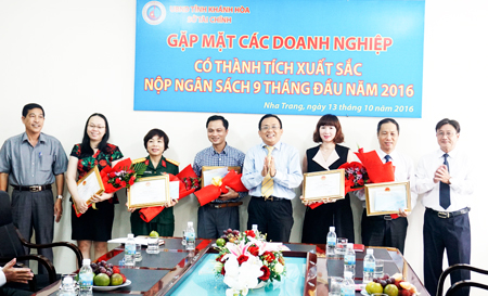 Lãnh đạo Sở Tài chính và Cục Thuế tỉnh khen thưởng các doanh nghiệp nộp ngân sách