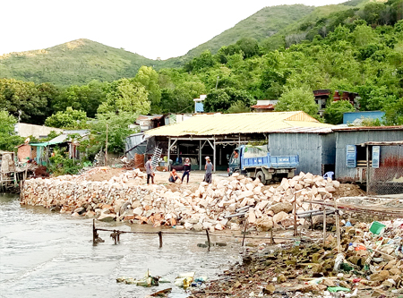 Nha Trang: Kiên quyết xử lý tình trạng đổ đất lấn biển, xây nhà trái phép tại Phước Đồng