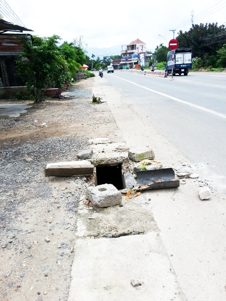 Nắp cống hộp bị vỡ