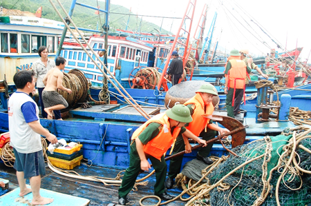 Bộ đội Biên phòng tỉnh giúp ngư dân phòng, chống bão tại Cảng Hòn Rớ (xã Phước Đồng, TP.Nha Trang)