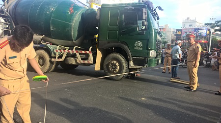 Một người đàn ông bị xe trộn bê tông cán chết