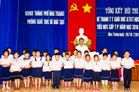 Tuổi thơ vẽ tranh tuyên truyền an toàn giao thông