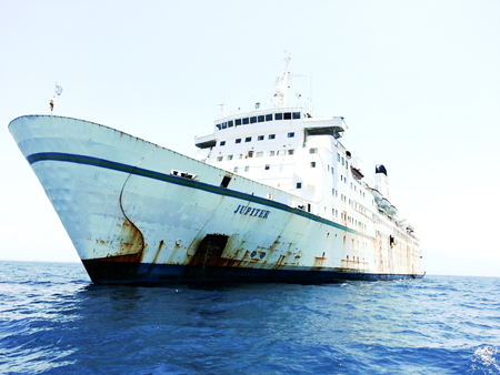 Con tàu &quot;nằm lì&quot; ở vịnh Vân Phong:Lại xin gia hạn thời điểm di dời