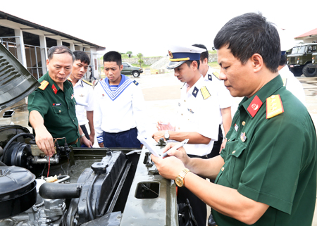 Hội đồng nghiệm thu kiểm tra tình trạng kỹ thuật xe - máy sau bảo dưỡng, sửa chữa tại Vùng 4 Hải quân