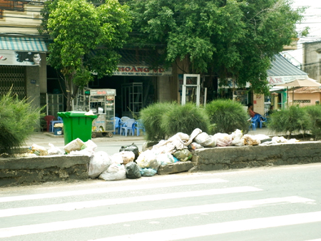 Rác tràn lan trên dải phân cách