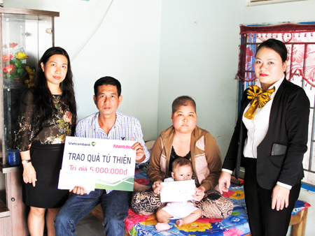 Representatives of Khanh Hoa Newspaper and Vietcombank Nha Trang giving donation to Le Thi Kieu My.