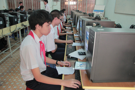 Học sinh thi giải Toán trên Internet.