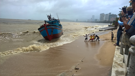 Sóng lớn đánh chìm tàu cá