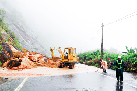 Đường đèo Khánh Lê - Lâm Đồng bị chia cắt