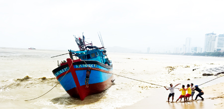 Tàu cá KH-96166TS bị sóng lớn đánh dạt vào bãi biển Nha Trang