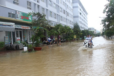 Đường B3 trong khu đô thị Vĩnh Điềm Trung bị ngập khá sâu.