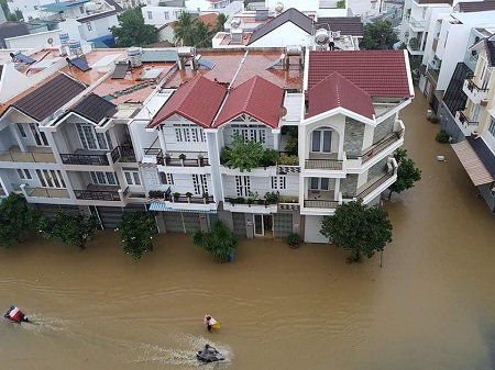 Nước sắp tràn vào nhiều nhà liên kế trong khu đô thị 