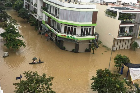 Đường biến thành sông, người dân đi thuyền trong khu đô thị Vĩnh Điềm Trung.