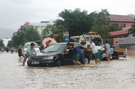 Một chiếc ô tô chết máy vì bị ngập nước trên đường A1.