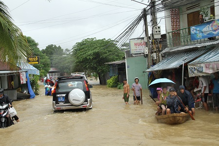 Người dân xã Vĩnh Ngọc dùng xuồng để di chuyển.