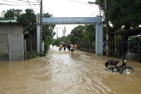 Thôn Xuân Phong (xã Vĩnh Phương) bị ngập lụt ở nhiều nơi.