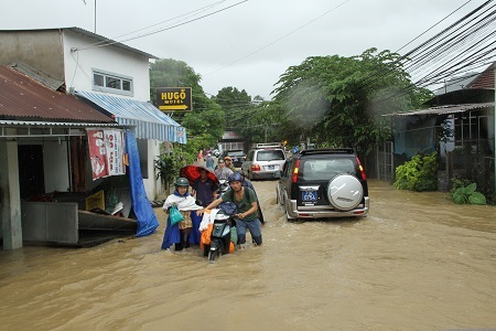 Đường Lương Định Của đoạn qua thôn Ngọc Hội (xã Vĩnh Ngọc) nước dâng cao khiến cho việc đi lại khó khăn.