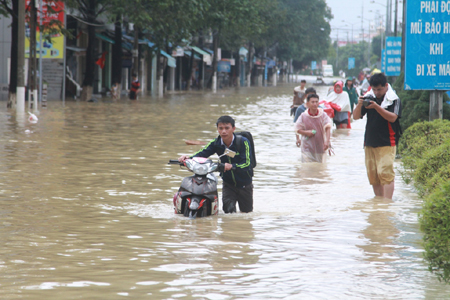 Rơi nước mắt trước hình ảnh xúc động dân mạng chia sẻ về lũ lụt miền Trung   Báo Dân trí