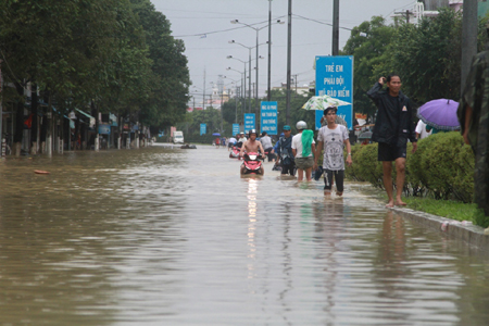 Nước ngập đoạn cây số 5 đường 23 tháng 10.