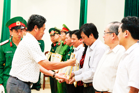 Ông Lê Thanh Quang trao thưởng cho các tập thể xuất sắc