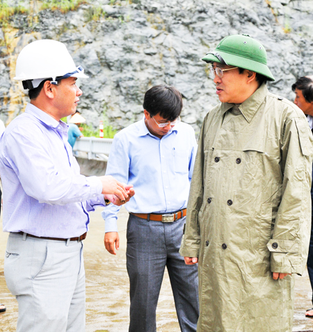 Đồng chí Nguyễn Duy Bắc (bìa phải) kiểm tra tình hình điều tiết nước tại hồ chứa nước Tà Rục