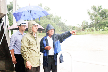 Ông Trần Sơn Hải (giữa) kiểm tra đập Khẩu Tre