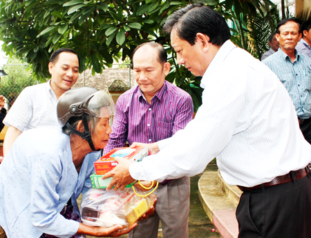 Ban đại diện Hội Người cao tuổi tỉnh và các đơn vị tài trợ tặng quà cho người cao tuổi nghèo huyện Diên Khánh