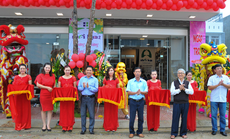 Cắt băng khai trương showroom