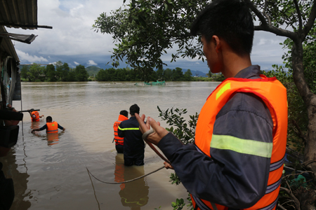 Lực lượng cứu nạn cứu hộ thuộc Cảnh sát Phòng cháy chữa cháy tỉnh Khánh Hòa tích cực tìm kiếm nạn nhân.