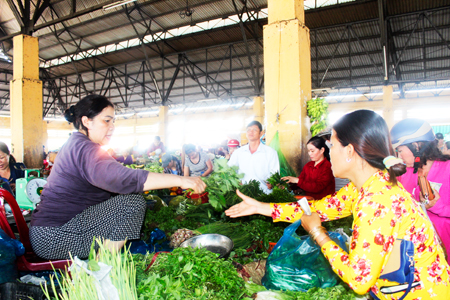 Giá rau củ tăng gấp đôi do mưa lũ