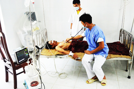 Cán bộ, chiến sĩ đảo Song Tử Tây hiến máu cứu ngư dân bị nạn