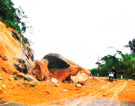 Một số điểm sạt lở trên Quốc lộ 27C có quá nhiều đá tảng  rơi xuống đường