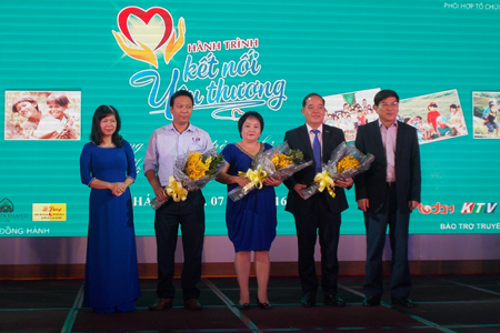 Ông Nguyễn Duy Bắc (bìa phải) và đại diện Ban tổ chức tặng hoa cho nhà tài trợ chương trình họp báo