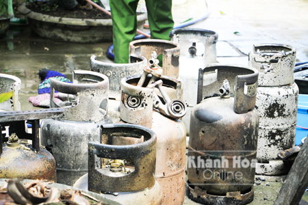 Cháy căn nhà chứa nhiều bình gas