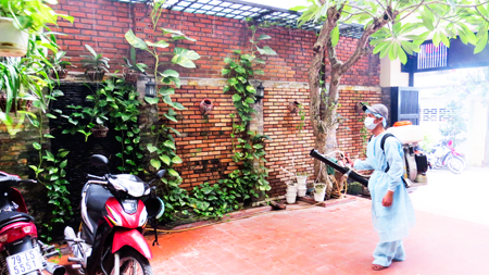 Phun hóa chất diệt muỗi tại đường Tôn Đản, TP. Nha Trang