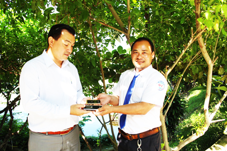 Anh Tuấn trao lại 2 điện thoại Vertu cho khách