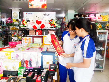 Học sinh chọn quà cho ngày 20-11 tại một cửa hàng trên đường Thống Nhất (TP. Nha Trang)