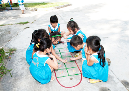 Các bé Trường Mầm non Cam Phúc Nam với trò chơi dân gian