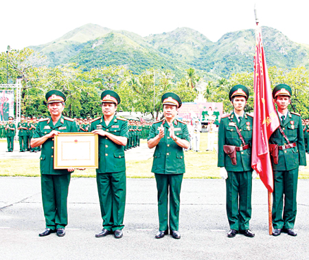 Thừa ủy quyền của Chủ tịch nước, Trung tướng Nguyễn Quốc Khánh (giữa) trao Huân chương Lao động hạng Ba cho Trường Đại học Thông tin liên lạc