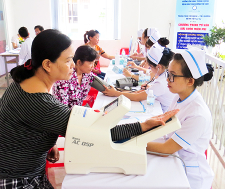 Khám, tư vấn miễn phí bệnh đái tháo đường cho hơn 100 người