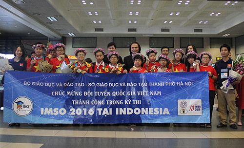 Đội tuyển Việt Nam về tới sân bay Nội Bài tối 13/11.