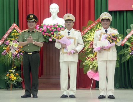 Thứ trưởng Nguyễn Văn Thành tặng hoa chúc mừng Thiếu tướng Trần Ngọc Khánh (bên phải) và Đại tá Nguyễn Khắc Cường.