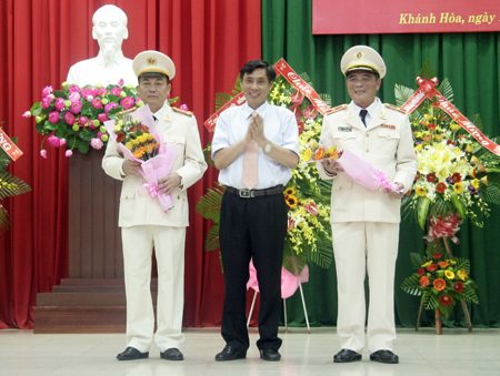 Ông Lê Đức Vinh tặng hoa chúc mừng Thiếu tướng Trần Ngọc Khánh (bìa phải) và Đại tá Nguyễn Khắc Cường trên cương  vị mới.