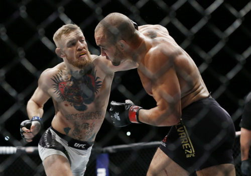 McGregor nhanh chóng áp đảo Alvarez ngay từ hiệp đầu tiên. Ảnh: Reuters.